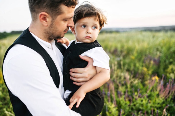 Father and toddler son spend time outdoors together - Foto, afbeelding