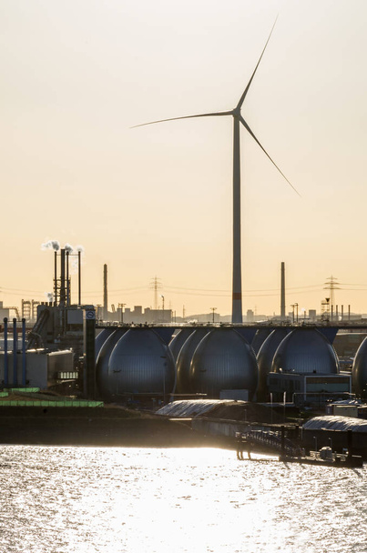 Windkraft- und Gasspeicher im Industriegebiet am Hafen - Foto, Bild