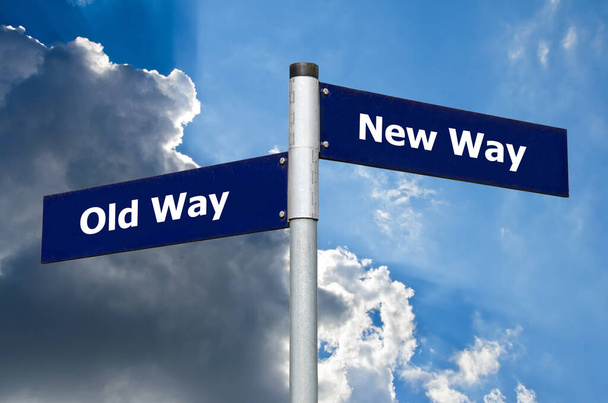 Kara bulutların önündeki sokak tabelası "eski yol" ile "yeni yol" arasındaki seçimi simgeliyor. - Fotoğraf, Görsel