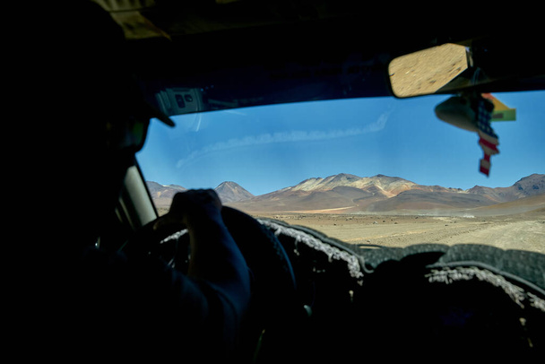 ダリ砂漠の道路インテリア4X4で-ボリビアの南. - 写真・画像