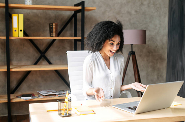 An african-american young woman in modern office - Foto, Bild