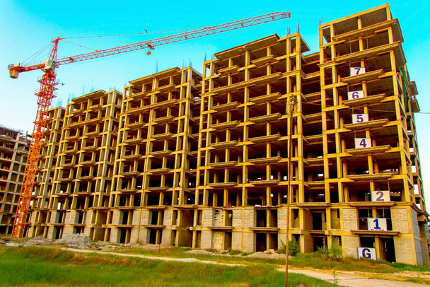 ahmedabad, Gujrat, Indien, - Juni 2019: Blick auf einen Neubau großer Gebäude in ahmedabad - Foto, Bild
