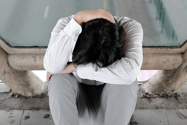 Turhautunut stressaantunut nuori aasialainen liikemies kärsii vakavasta masennuksesta. Työttömyyden ja lomautuksen käsite. - Valokuva, kuva