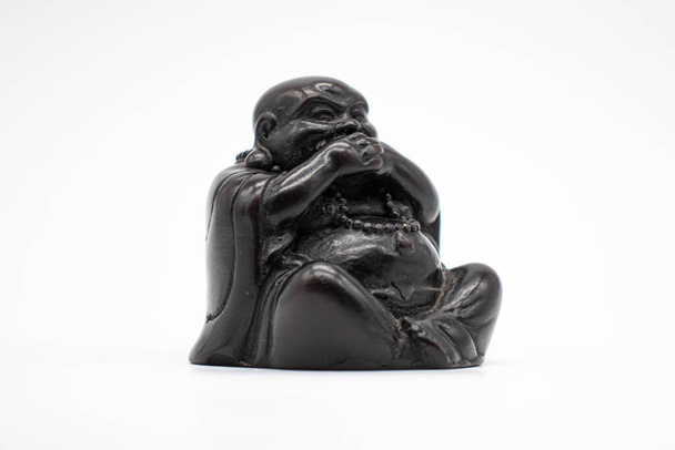 Estatua no hablan mal, Escultura negra roca sobre blanco, Aislado, Ángulo frontal
 - Foto, imagen