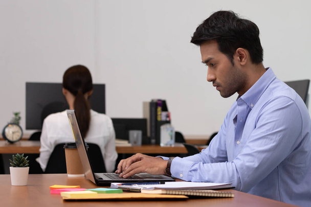 Zakelijk aziatische man gelukkig werken baan op laptop in kantoor. - Foto, afbeelding