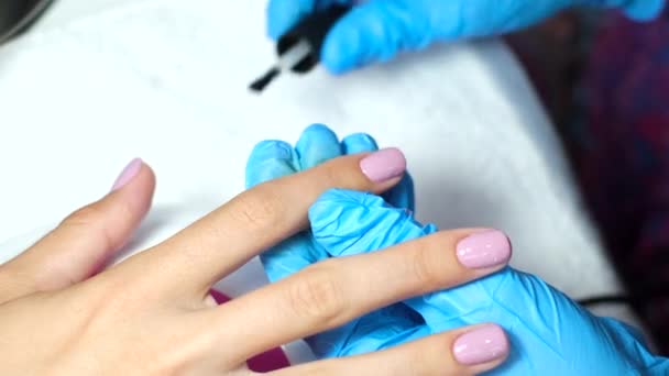 Hardware-Maniküre. Schöne Frauenhände. Fingernagelbehandlung, Herstellung Prozess. Anwendung transparenter Gel-Politur für die obere Basis   - Filmmaterial, Video
