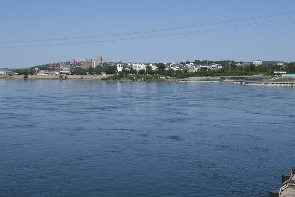 κοίτη του ποταμού Ανγκάρα. Θέα από την Έμπνευση. Καλοκαίρι - Φωτογραφία, εικόνα