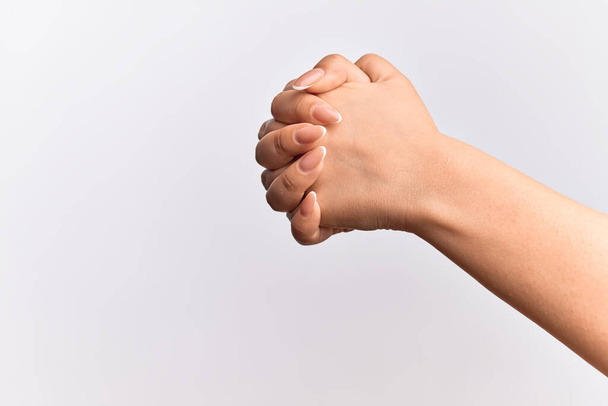 Ręka kaukaskiej młodej kobiety modlącej się z oboma rękami zaciśniętymi, składanymi palcami religijny gest - Zdjęcie, obraz