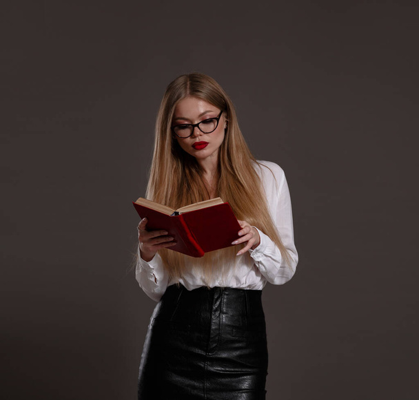 Женщина-учитель или деловая женщина с книгой. Работница офиса в белой рубашке. Студия изолированный портрет улыбающейся женщины, делового человека на сером фоне - Фото, изображение