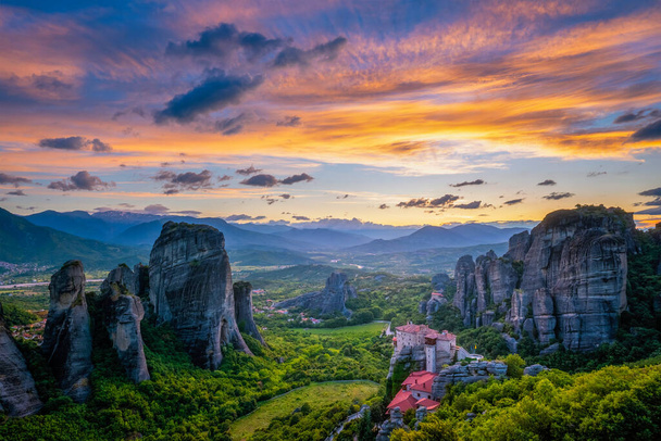 Cielo del atardecer y monasterios de Meteora - Foto, Imagen
