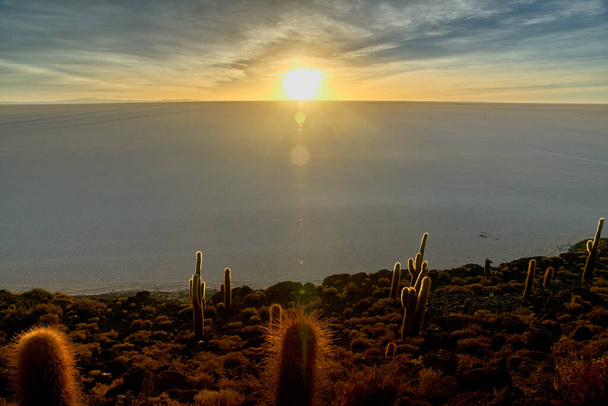 Uyuni salar 'da güneş doğuyor. Bolivya 'nın güneyi. - Fotoğraf, Görsel