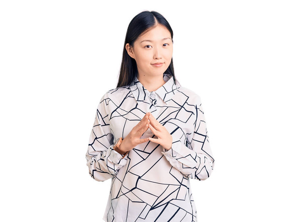 Joven hermosa mujer china vistiendo casual camisa manos juntas y los dedos cruzados sonriente relajado y alegre. éxito y optimismo
  - Foto, Imagen