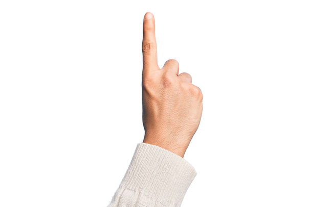 Hand van Kaukasische jongeman met vingers over geïsoleerde witte achtergrond tellend nummer één met behulp van wijsvinger, met idee en begrip - Foto, afbeelding