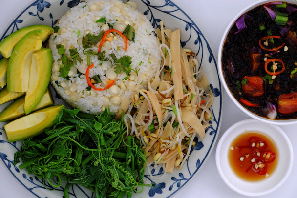 Vista superior comida familiar vietnamita para el almuerzo con comida vegetariana, verduras hervidas, aguacate con salsa, sopa de algas marinas, brote de bambú frito, plato vegano para la dieta, pero la nutrición
 - Foto, Imagen