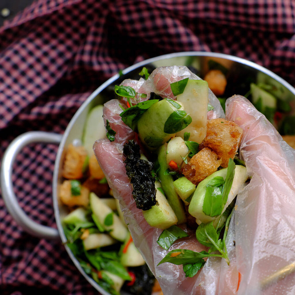 Вид сверху Вьетнамская веганская кухня, салат гуава для немясной диеты, сырье с фруктами гуавы, фритюр сухой хлеб, водоросли, базилик, соевый соус, то смешивание, чтобы сделать вкусные здоровые вегетарианские блюда - Фото, изображение