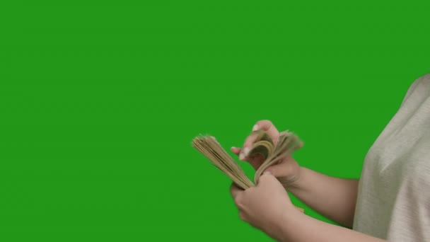 Femme compte une grande pile d'argent, écran vert - Séquence, vidéo