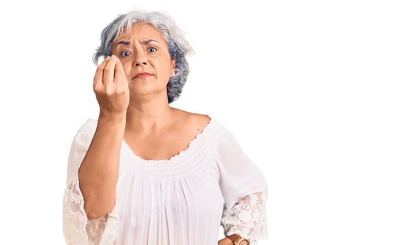 Seniorin mit grauen Haaren trägt Bohème-Stil und macht italienische Geste mit selbstbewusstem Ausdruck an Händen und Fingern  - Foto, Bild