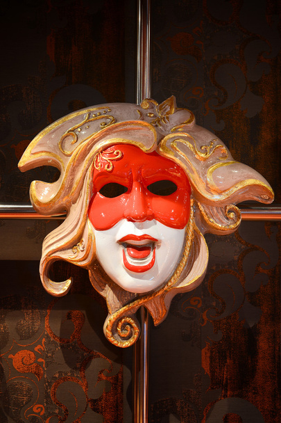 rood en wit masker - Foto, afbeelding