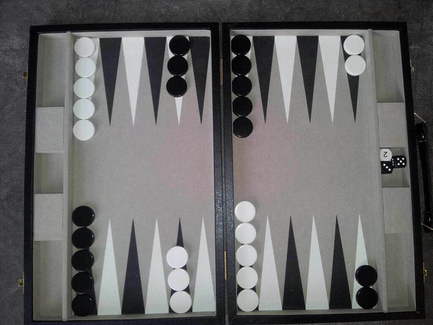 backgammon bord met tokens en dobbelstenen, het spelen van een spel van backgammon - Foto, afbeelding