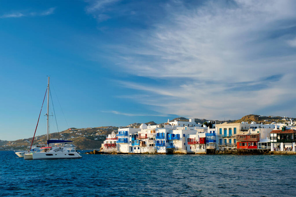 Puesta de sol en Mykonos, Grecia, con crucero y yates en el puerto - Foto, Imagen