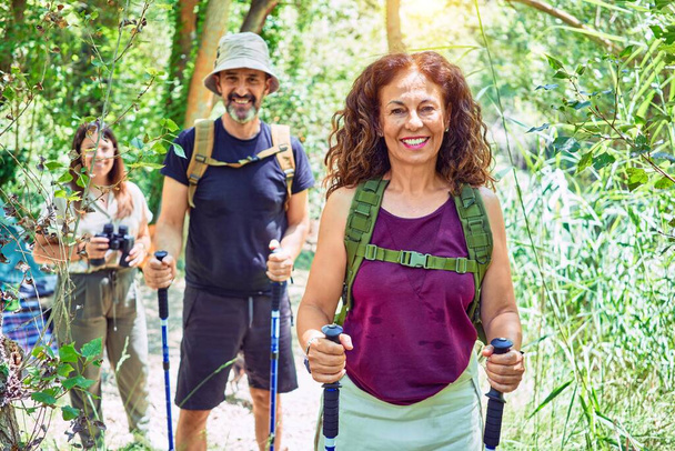 Famiglia sorridente escursionismo felice con binocolo alla foresta. - Foto, immagini