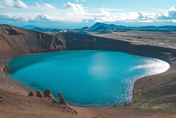 Lago Azul contra el telón de fondo de las montañas
 - Foto, imagen