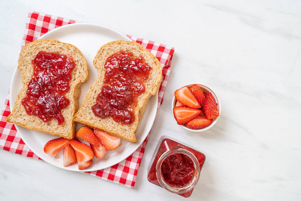 homemade whole wheat bread with strawberry jam and fresh strawberry - Foto, Imagem
