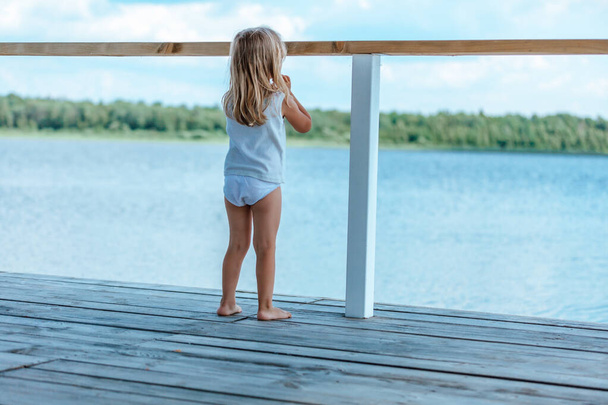 Ein Mädchen blickt auf den See - Foto, Bild