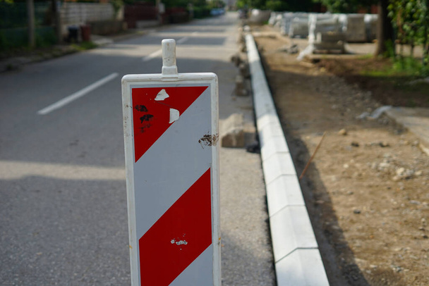 Προειδοποιητικές πινακίδες για την εκτέλεση εργασιών στο δρόμο. Ανακατασκευή πεζοδρομίου - Φωτογραφία, εικόνα