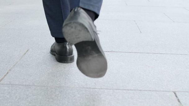 Biznesmen spacerujący po ulicy. mężczyzna wykonawczy noszenie czarny buty na zewnątrz - Zdjęcie, obraz