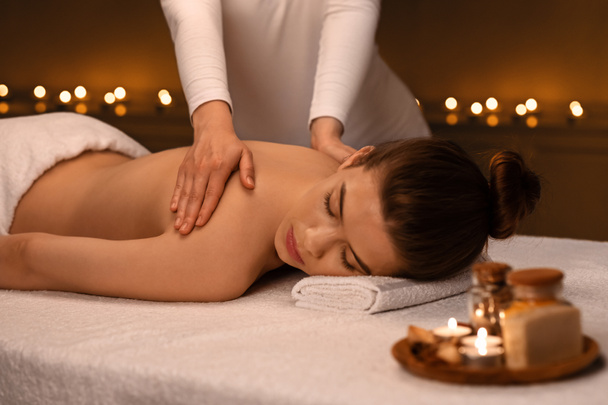 vrouw het hebben van lichaam massage sessie in nieuwste spa - Foto, afbeelding