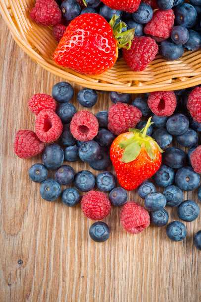 Berries on wooden background - Foto, afbeelding