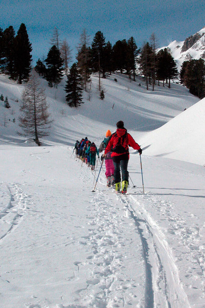 lyžařská túra na zasněžené hoře za slunečného zimního dne - Fotografie, Obrázek
