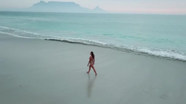 Coppia giovane passeggiando sulle spiagge di Città del Capo: Bloubergstrand e la vista dalla Table Mountain - Filmati, video