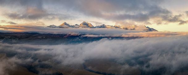 beau paysage avec vallées, lacs et rivières dans les Hautes Tatras - Photo, image