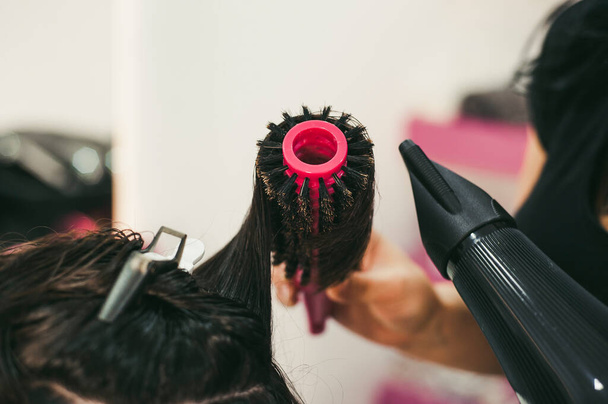 Kadeřník stříhání dlouhé vlasy s profesionálními nůžkami v kadeřnictví. Detailní sestřih dělat žena sestřih s nůžkami v salonu krásy - Fotografie, Obrázek