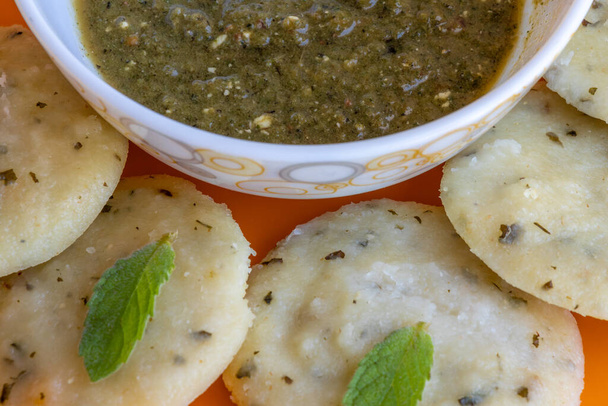 Idli con chutney verde, vista de cerca, una famosa receta india del sur
 - Foto, Imagen
