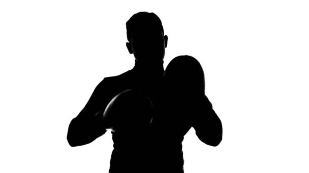 Wideo z sylwetką mężczyzny w rękawiczkach bokserskich - Materiał filmowy, wideo