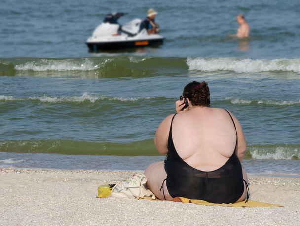 Tlustá žena na pláži - Fotografie, Obrázek