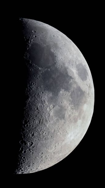 Primer cuarto de luna visto con un telescopio astronómico, vertical
 - Foto, Imagen