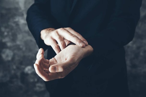 man hand in puls on gray background - Zdjęcie, obraz