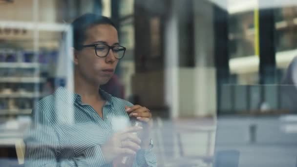 Lady freelance est vu par la fenêtre d'un café - Séquence, vidéo