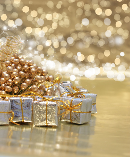 Regalos de Navidad y decoraciones doradas
 - Foto, Imagen