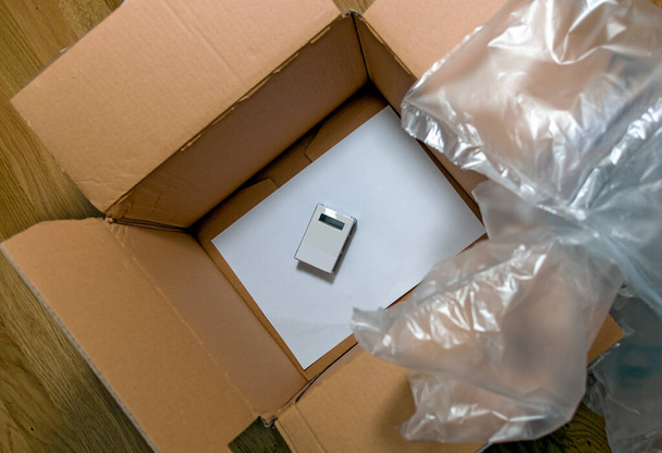 embalaje por la caja grande de la tarjeta y los cojines de aire para un paquete muy pequeño
 - Foto, imagen