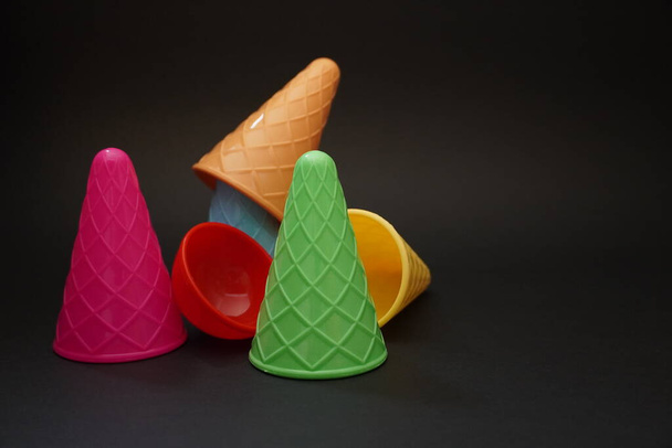 Cono de helado colorido edición de verano fondo negro
 - Foto, Imagen
