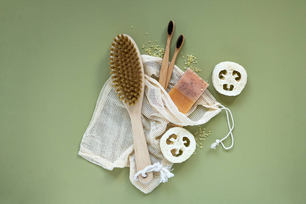 Zero waste, natural organic bathroom tools. No Plastic free life. Ecological skin care, body treatment concept. Conscious Minimalism Vegan Lifestyle. Reduce Reuse Recycle - 写真・画像