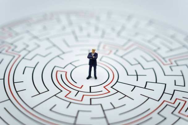 Persone in miniatura Imprenditore in piedi sul centro del labirinto utilizzando. - Foto, immagini