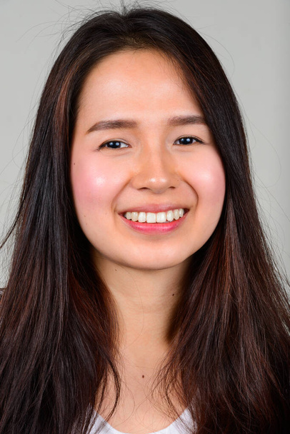 Estúdio tiro de jovem bela menina adolescente asiática contra fundo branco
 - Foto, Imagem