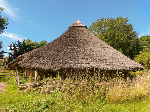 Replica Iron Age Roundhouse rakennettu 1990-luvulla Chiltern ulkoilmamuseo - Valokuva, kuva