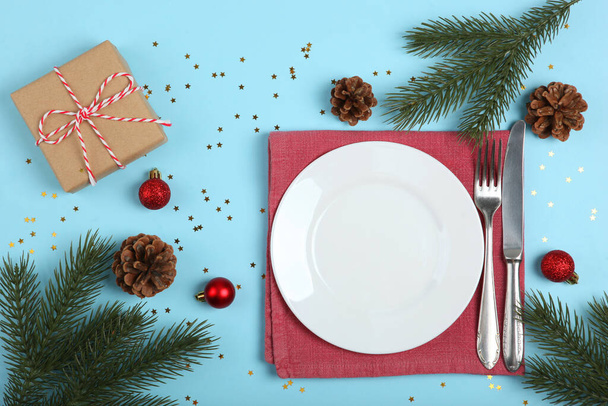 Tischdekoration für Weihnachten oder Neujahr Urlaub Draufsicht. Mirimalismus, Platz für Text - Foto, Bild